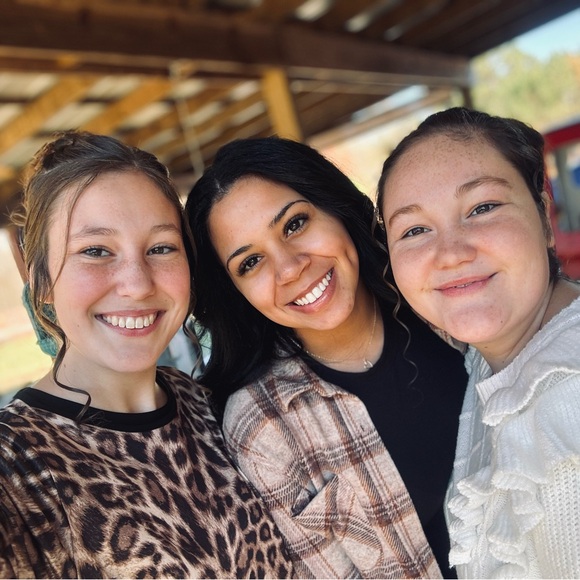 :)Welcome to my closet👋🏼🖤🎀(: - Picture 4 of 10